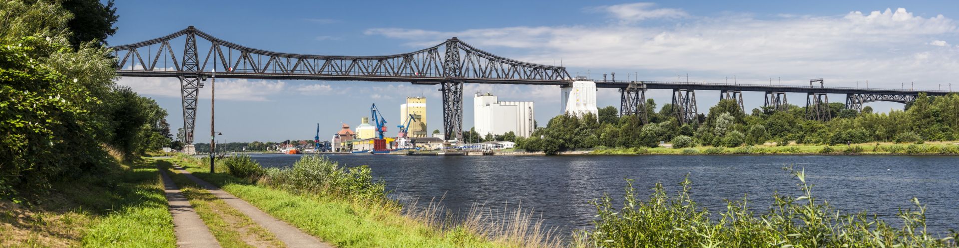 Ein Bild mit Blick auf die Brücke von Rendsburg